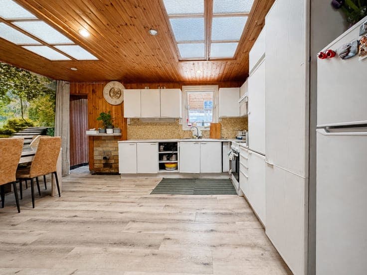Family home to renovate with 4 bedrooms and sunny terrace
