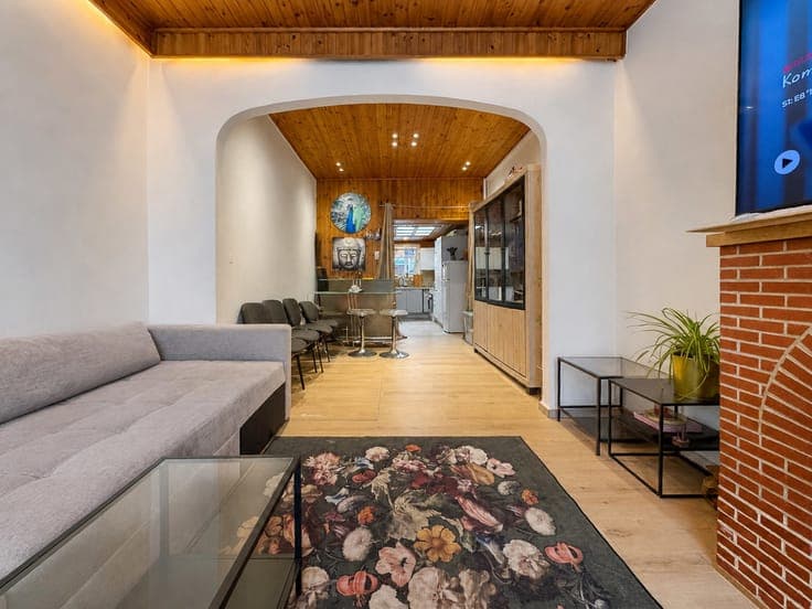Family home to renovate with 4 bedrooms and sunny terrace