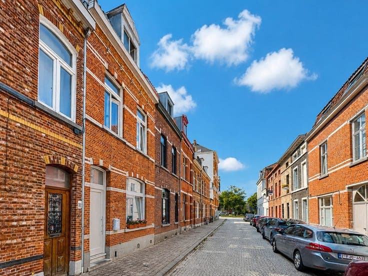 Family home to renovate with 4 bedrooms and sunny terrace