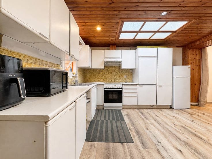 Family home to renovate with 4 bedrooms and sunny terrace
