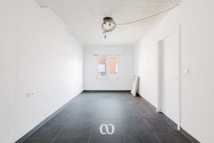 Turnkey renovated house with spacious extension and large g