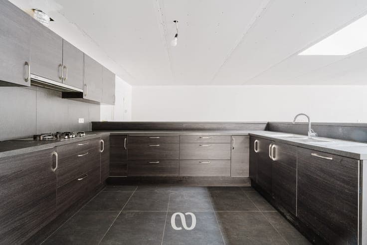 Turnkey renovated house with spacious extension and large g