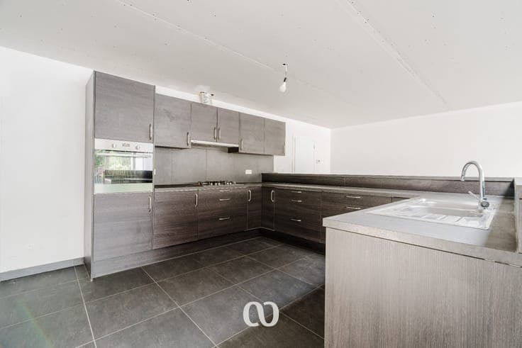 Turnkey renovated house with spacious extension and large g
