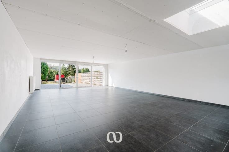 Turnkey renovated house with spacious extension and large g