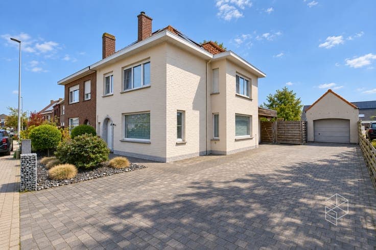UITSTEKEND GELEGEN WONING met GROTE TUIN