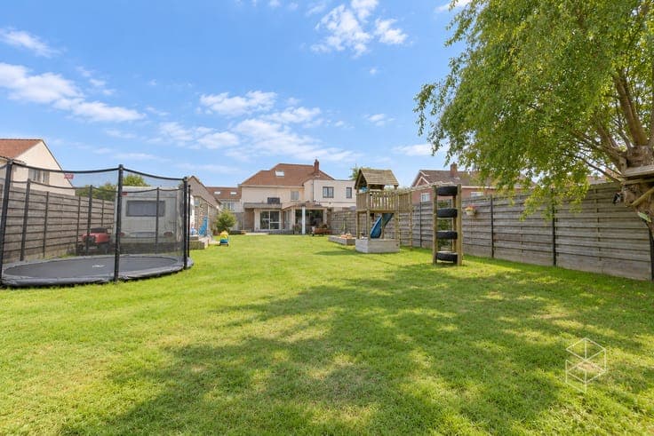 UITSTEKEND GELEGEN WONING met GROTE TUIN