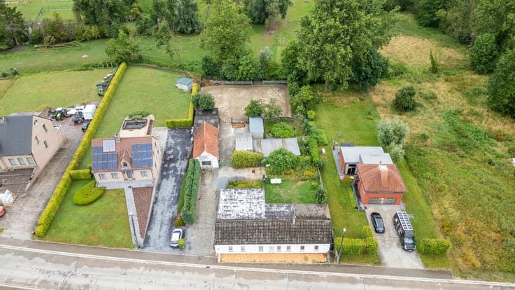 NEDERHASSELT- Eigendom met 2 woonunits & paardenaccommodatie
