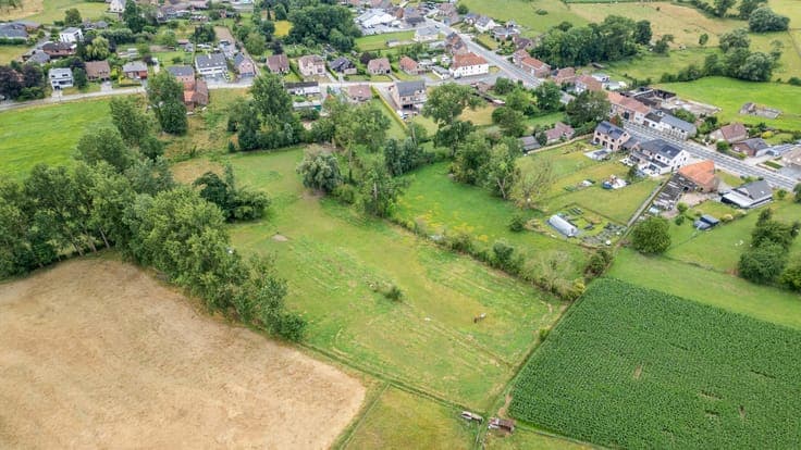 NEDERHASSELT- Eigendom met 2 woonunits & paardenaccommodatie