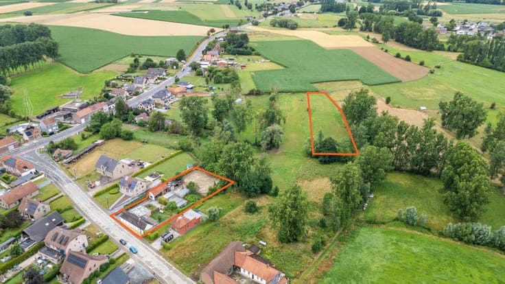 NEDERHASSELT- Eigendom met 2 woonunits & paardenaccommodatie