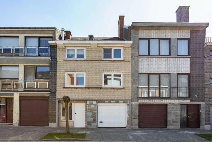 Split-level (bel-étage) house in a quiet neighborhood