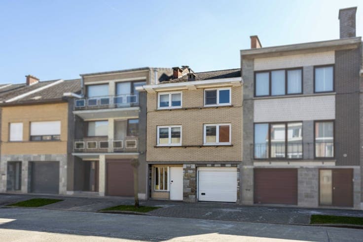 Split-level (bel-étage) house in a quiet neighborhood