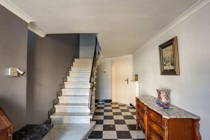 Split-level (bel-étage) house in a quiet neighborhood