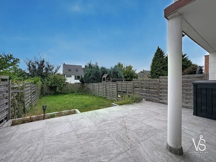 BEAUTIFUL SPLIT-LEVEL HOUSE WITH GARAGE & SOUTH GARDEN!