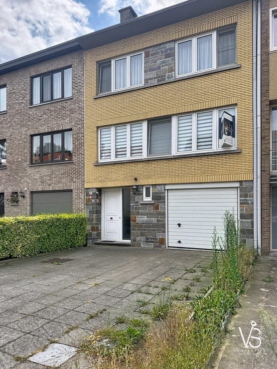 BEAUTIFUL SPLIT-LEVEL HOUSE WITH GARAGE & SOUTH GARDEN!