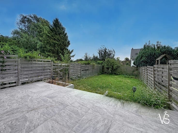 BEAUTIFUL SPLIT-LEVEL HOUSE WITH GARAGE & SOUTH GARDEN!
