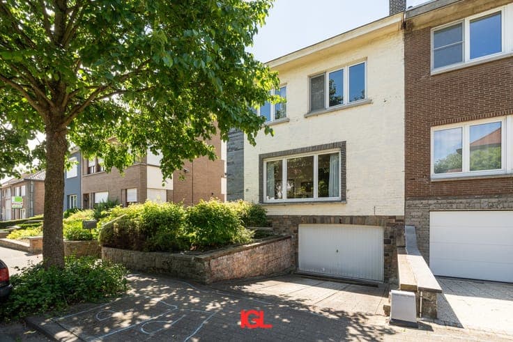 Four-bedroom townhouse with a garden in Sint-Pieters-Leeuw