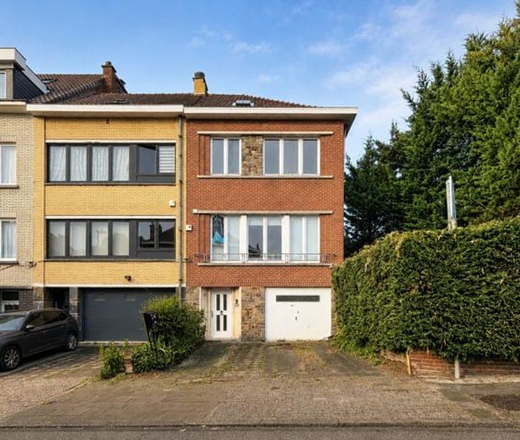 Three-sided single-family house in Uccle - to be renovated