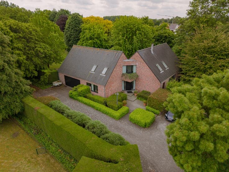 Exceptional villa with landscaped park garden