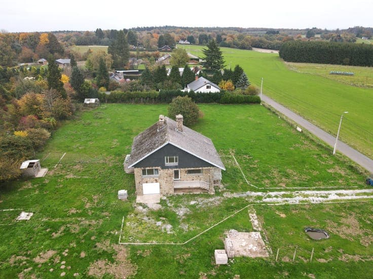 4-bedroom villa in need of renovation, with a garage and lan