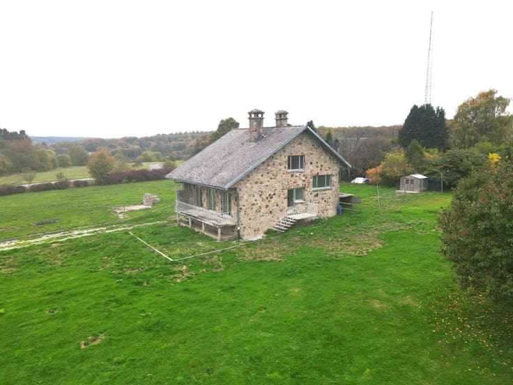 4-bedroom villa in need of renovation, with a garage and lan