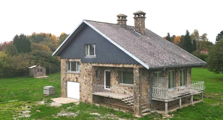 4-bedroom villa in need of renovation, with a garage and lan