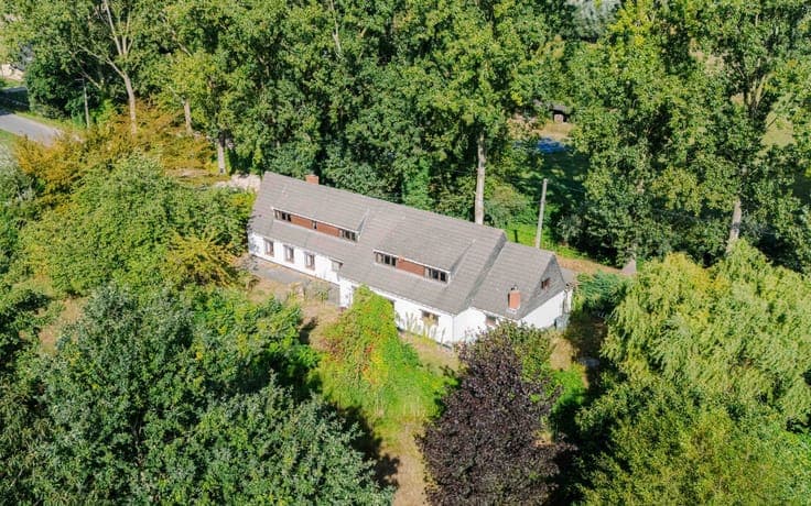 Landhuis met renovatiepotentieel