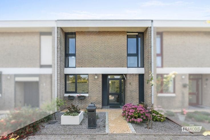 Charming, renovated terraced house with garage in the quiet…