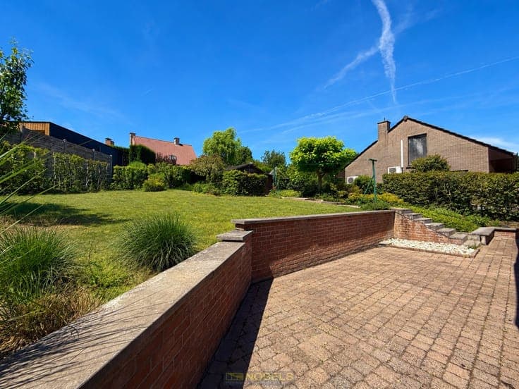 Te koop, solide eigendom met tuin, carport en garage