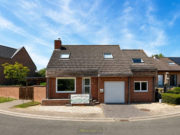 Te koop, solide eigendom met tuin, carport en garage