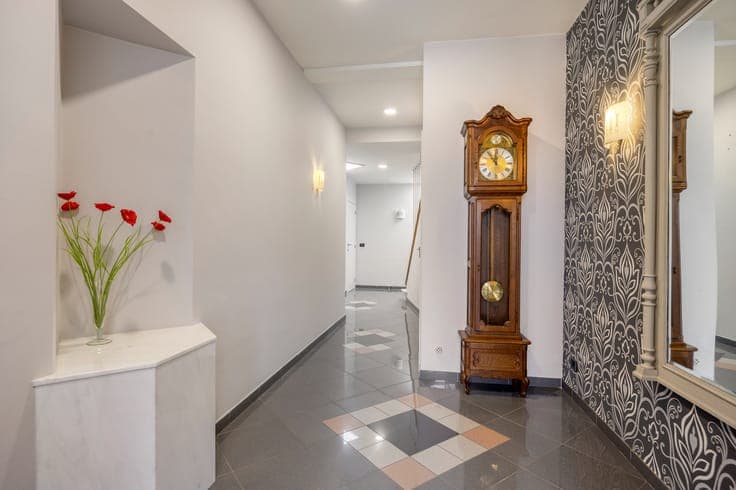 Uitzonderlijk ruim woonhuis (± 340 m²) met vergunning voo...