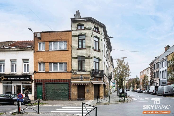 COMMERCIAL BUILDING IN A STRATEGIC LOCATION