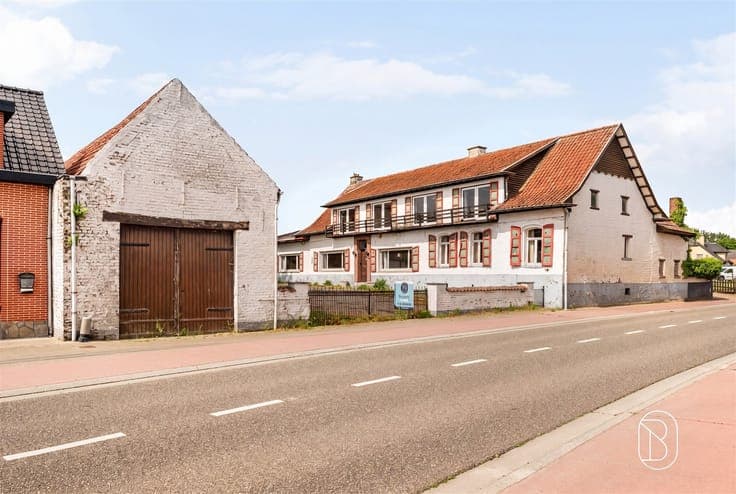 Charming farmhouse with lots of potential, in need of renova