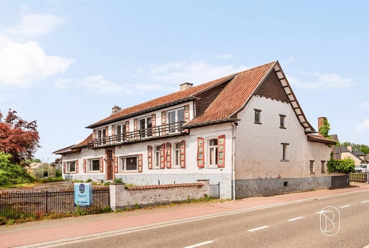 Charming farmhouse with lots of potential, in need of renova