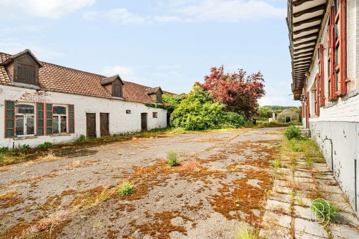 Charming farmhouse with lots of potential, in need of renova