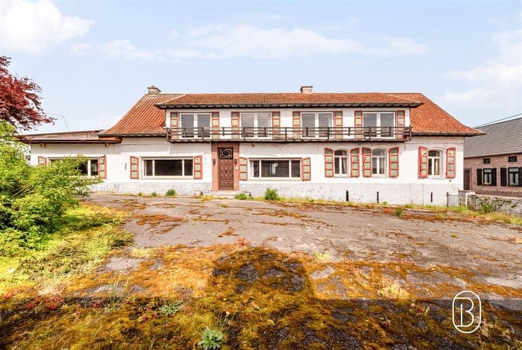 Charming farmhouse with lots of potential, in need of renova