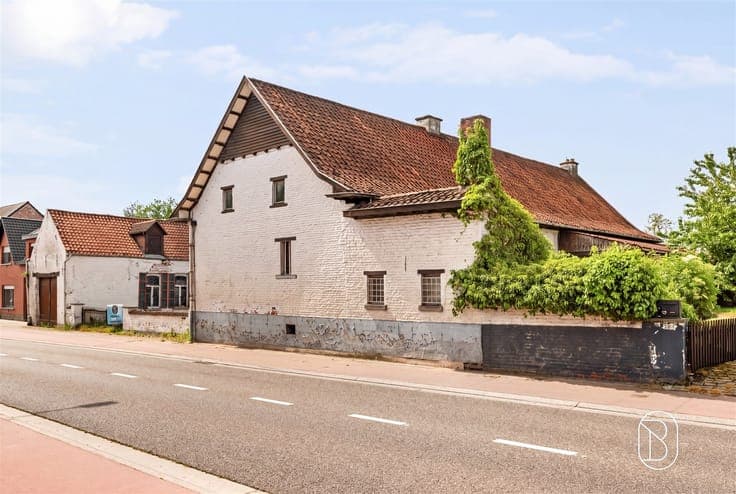 Charming farmhouse with lots of potential, in need of renova