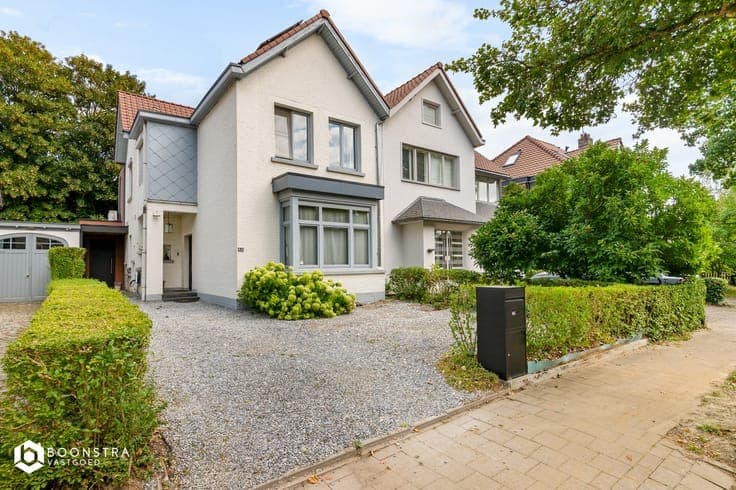 Instapklare woning met 4 slpkrs in hartje Edegem