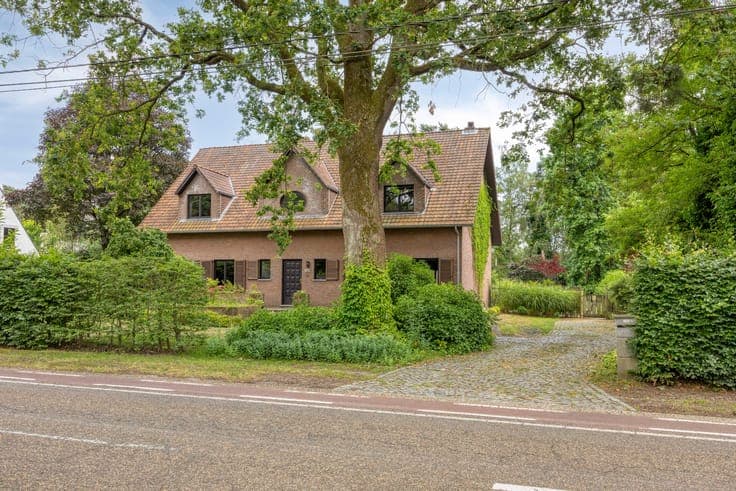 Character villa with five bedrooms in Bolderberg