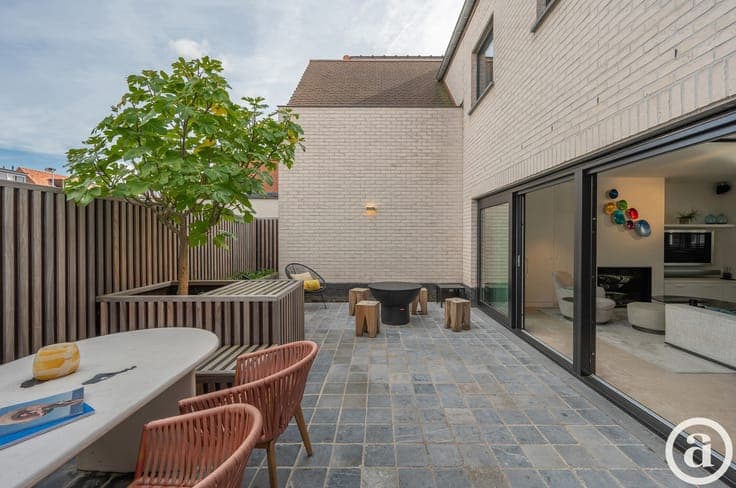 Recent corner house with 4 bedrooms and sunny terrace