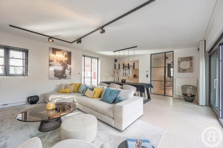 Recent corner house with 4 bedrooms and sunny terrace