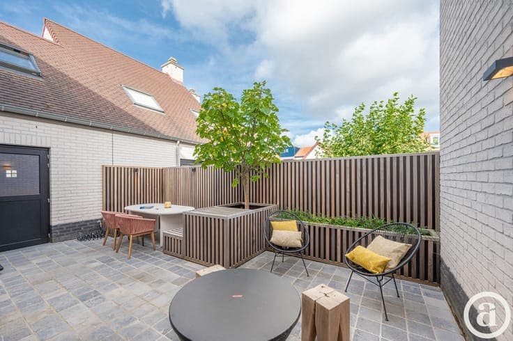 Recent corner house with 4 bedrooms and sunny terrace