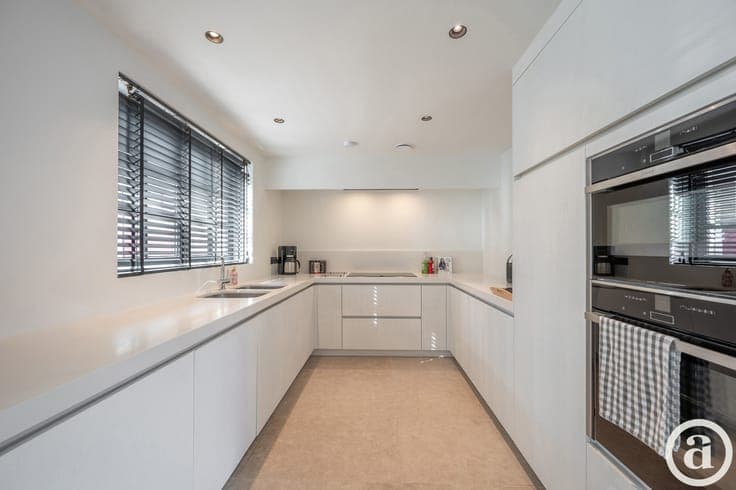 Recent corner house with 4 bedrooms and sunny terrace