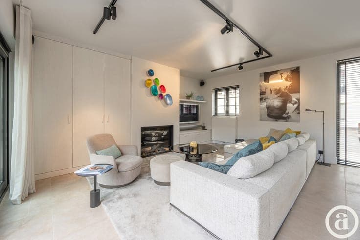 Recent corner house with 4 bedrooms and sunny terrace
