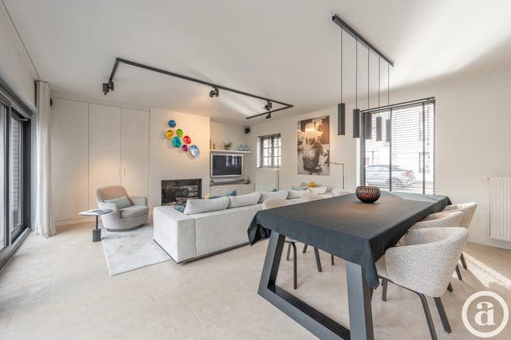 Recent corner house with 4 bedrooms and sunny terrace