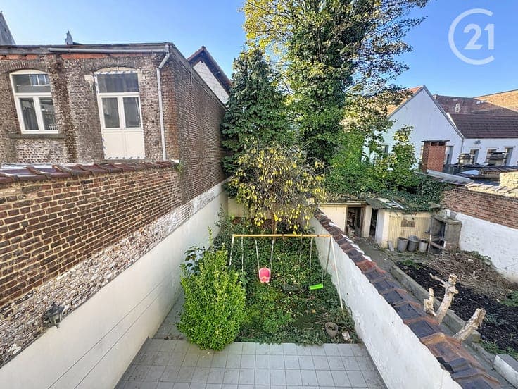 Spacious house with garden – dual living potential!