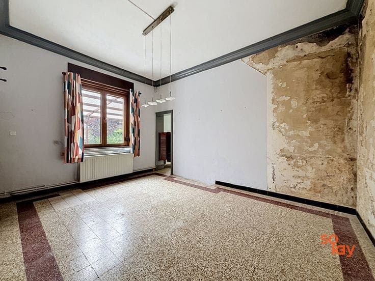 Spacious 3-bedroom house in need of renovation!