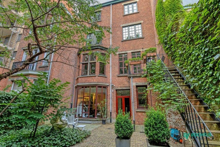 Imposante herenwoning met stadstuin en inpandige parking ...