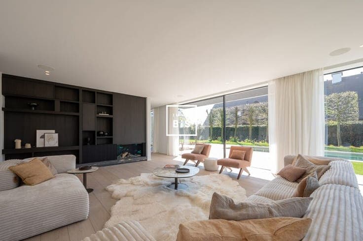 High-end new-build villa with swimming pool, large basement