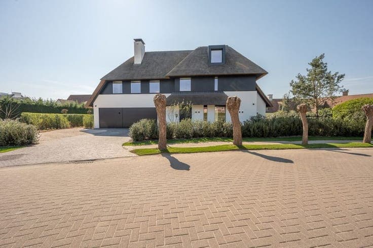 High-end new-build villa with swimming pool, large basement
