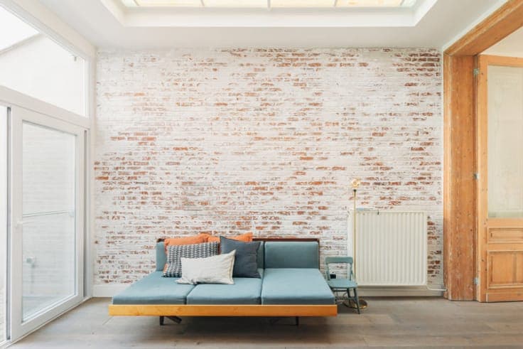 A preserved townhouse with a patio and a roof terrace